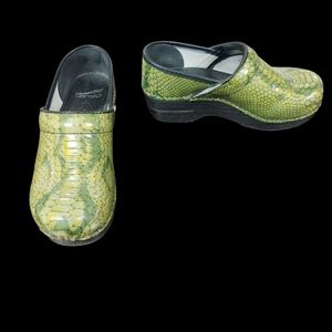 EUC Dansko Leather Green Snake Pattern Clogs EU37/Women's 6.5